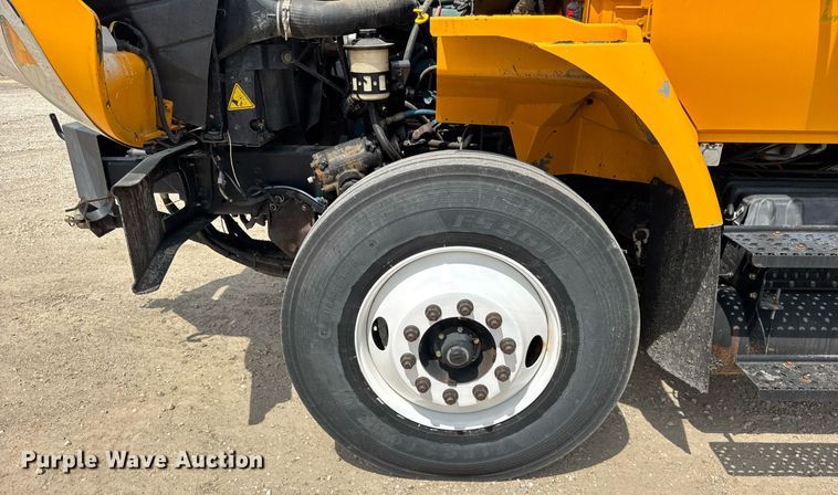 image for item DU3477 2007 International 7400 oil distributor truck