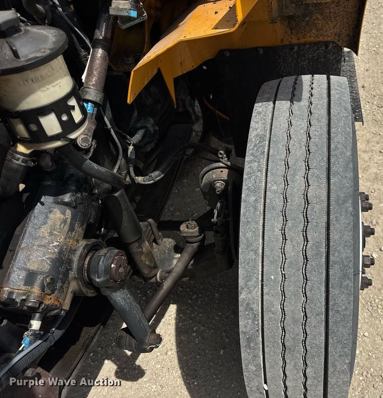 image for item DU3477 2007 International 7400 oil distributor truck