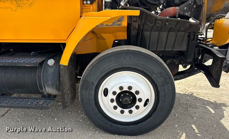 image for item DU3477 2007 International 7400 oil distributor truck