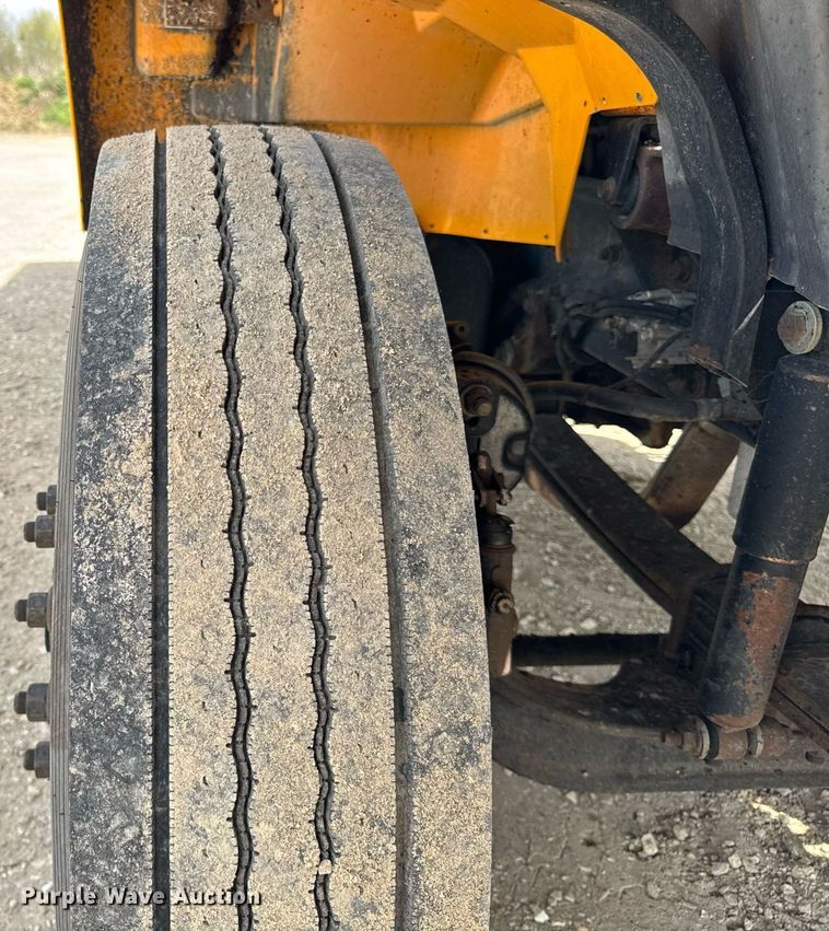 image for item DU3477 2007 International 7400 oil distributor truck