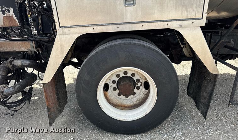 image for item DU3477 2007 International 7400 oil distributor truck