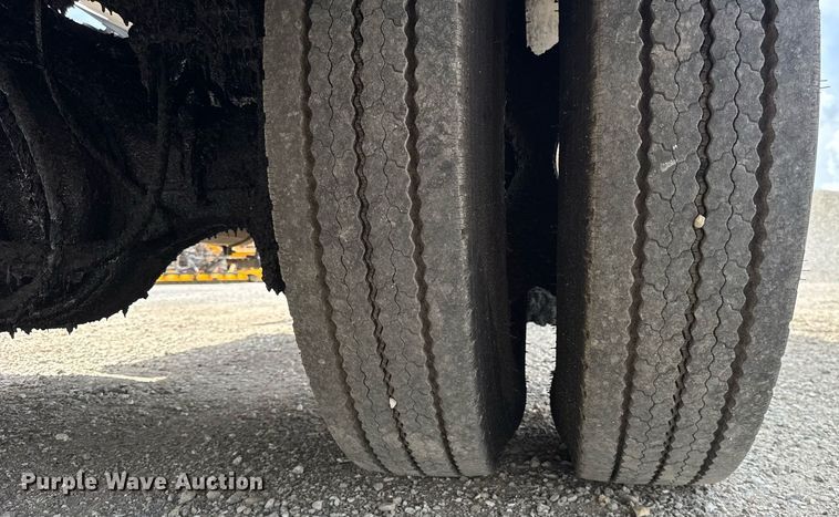 image for item DU3477 2007 International 7400 oil distributor truck