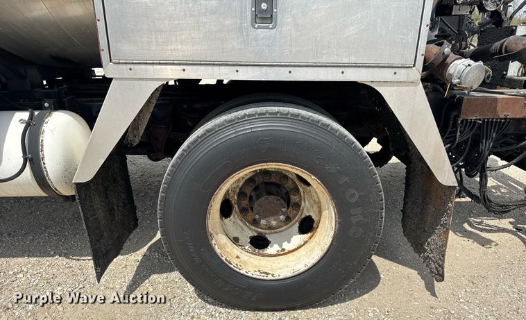 image for item DU3477 2007 International 7400 oil distributor truck