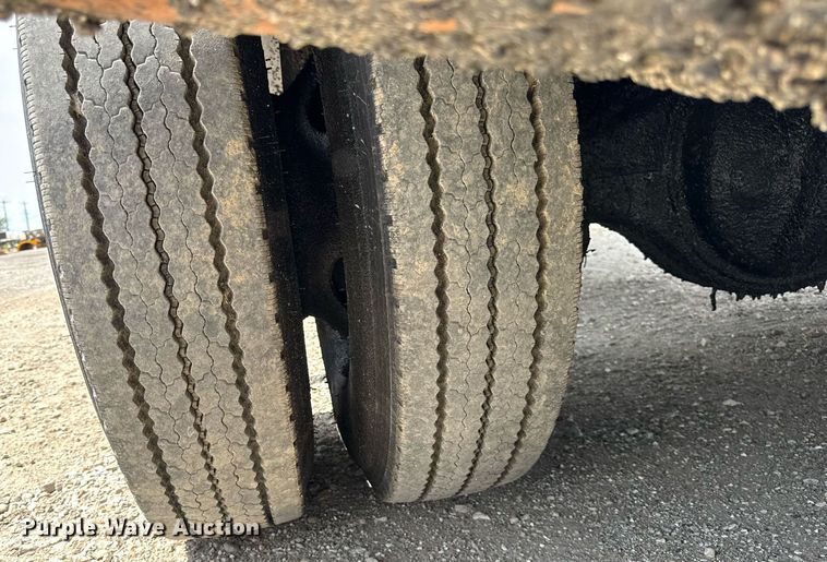 image for item DU3477 2007 International 7400 oil distributor truck