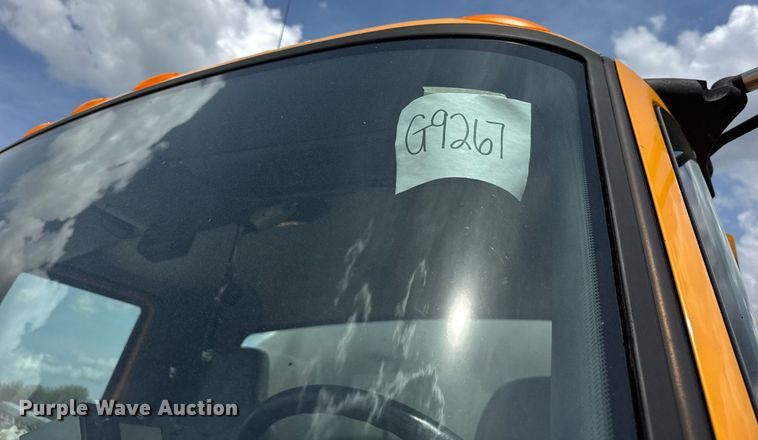 image for item DU3477 2007 International 7400 oil distributor truck