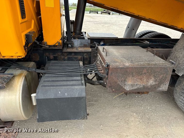 image for item DU3480 2006 International 7400 dump truck