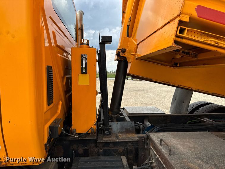 image for item DU3480 2006 International 7400 dump truck