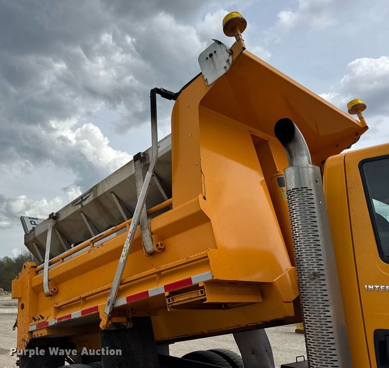 image for item DU3480 2006 International 7400 dump truck