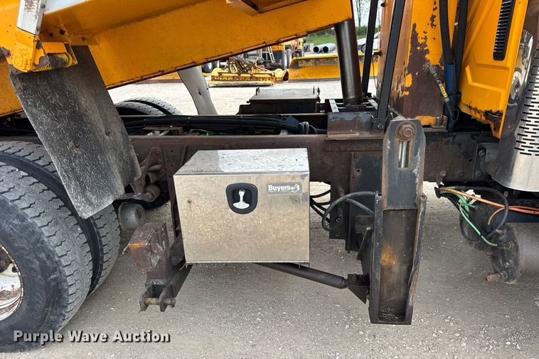 image for item DU3480 2006 International 7400 dump truck