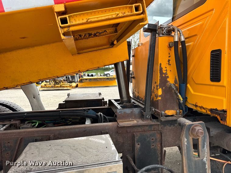 image for item DU3480 2006 International 7400 dump truck