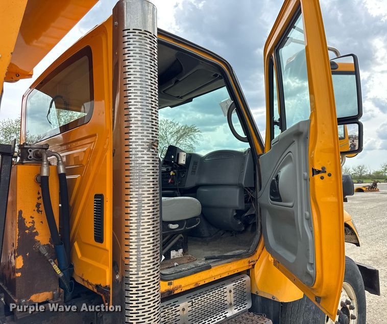 image for item DU3480 2006 International 7400 dump truck