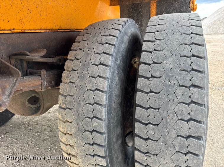 image for item DU3480 2006 International 7400 dump truck