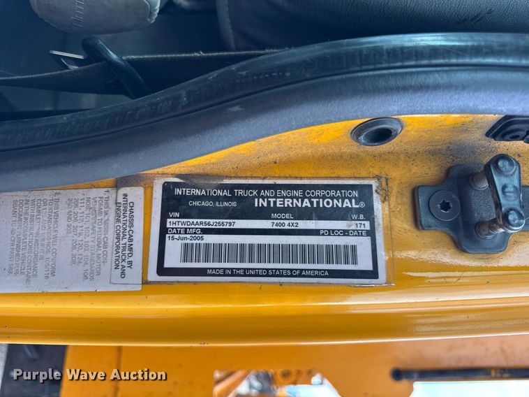 image for item DU3480 2006 International 7400 dump truck