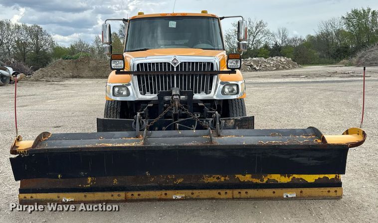 image for item DU3481 2006 International 7400 Crew Cab dump flatbed truck