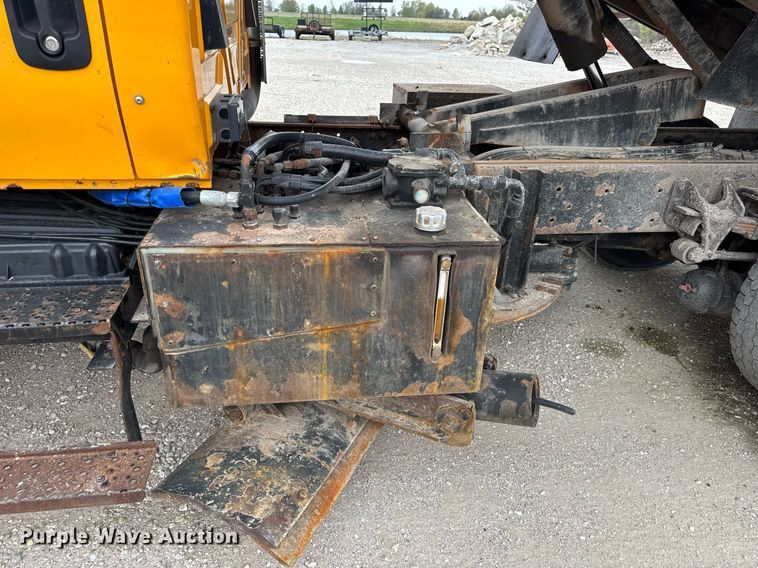 image for item DU3481 2006 International 7400 Crew Cab dump flatbed truck