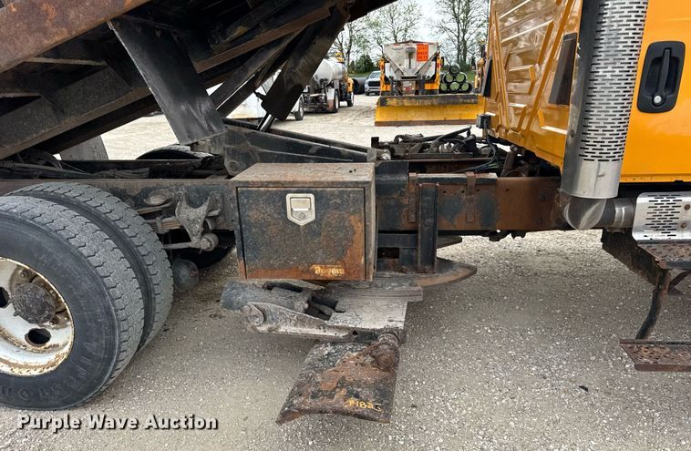 image for item DU3481 2006 International 7400 Crew Cab dump flatbed truck