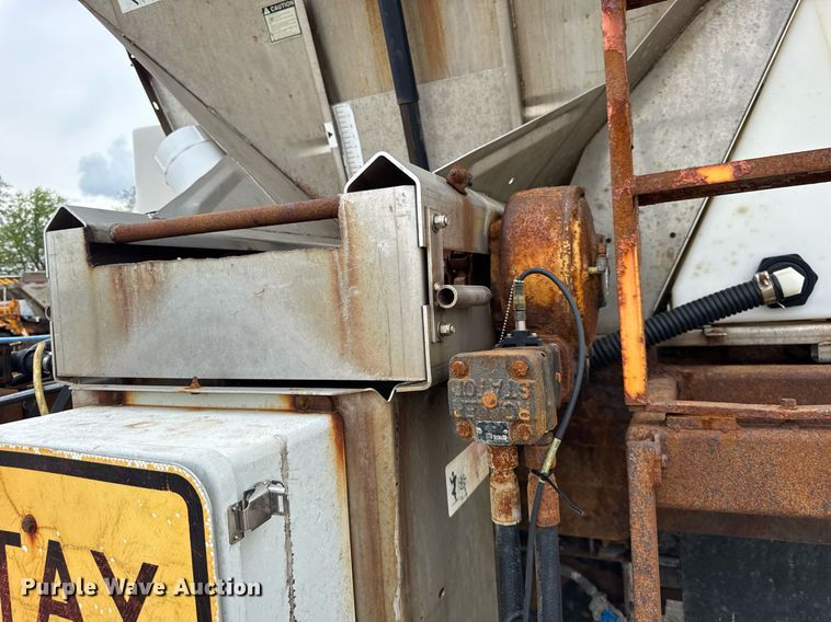 image for item DU3481 2006 International 7400 Crew Cab dump flatbed truck