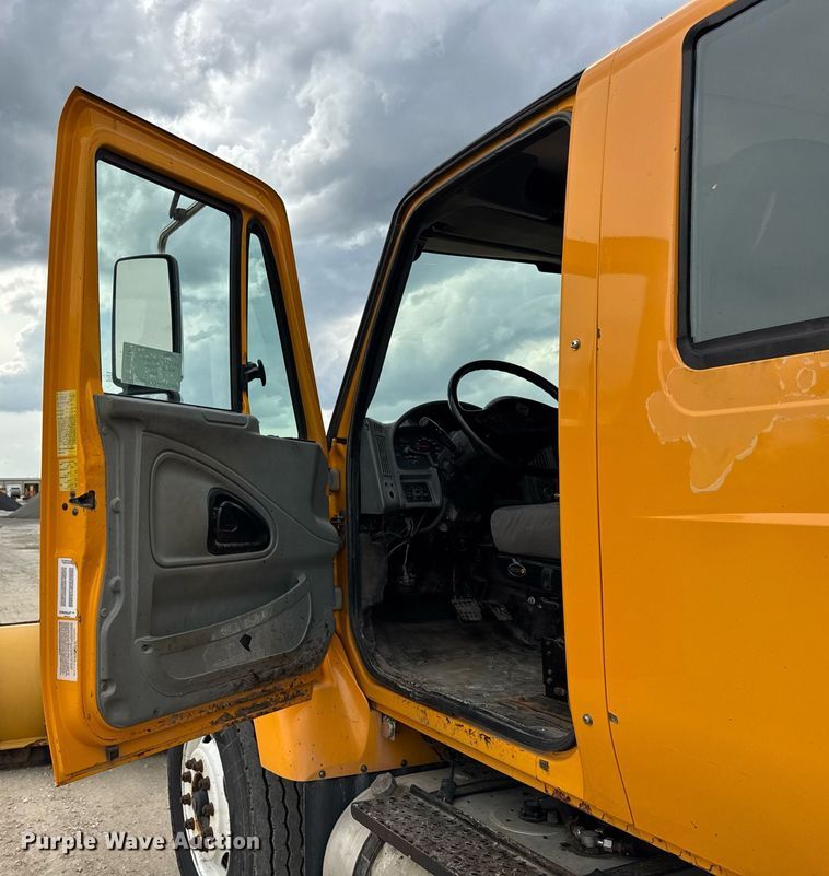 image for item DU3481 2006 International 7400 Crew Cab dump flatbed truck