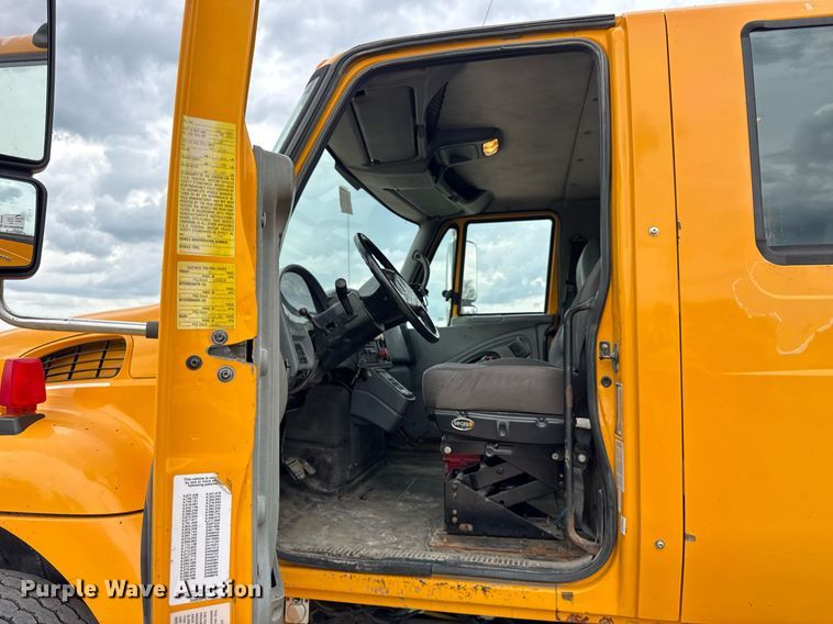 image for item DU3481 2006 International 7400 Crew Cab dump flatbed truck