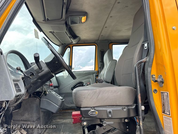 image for item DU3481 2006 International 7400 Crew Cab dump flatbed truck