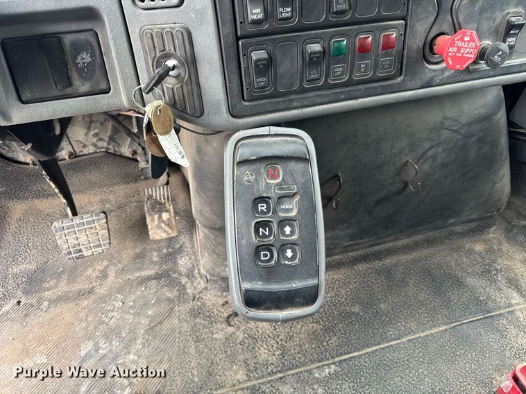 image for item DU3481 2006 International 7400 Crew Cab dump flatbed truck