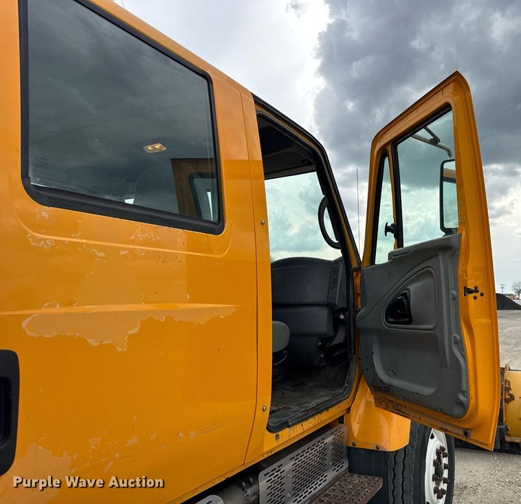 image for item DU3481 2006 International 7400 Crew Cab dump flatbed truck