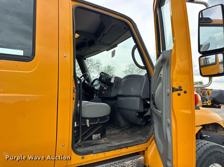 image for item DU3481 2006 International 7400 Crew Cab dump flatbed truck