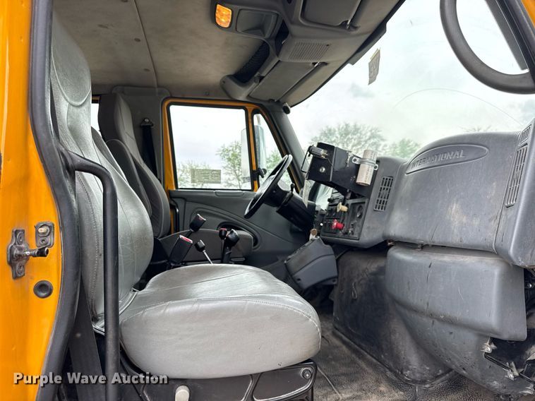 image for item DU3481 2006 International 7400 Crew Cab dump flatbed truck