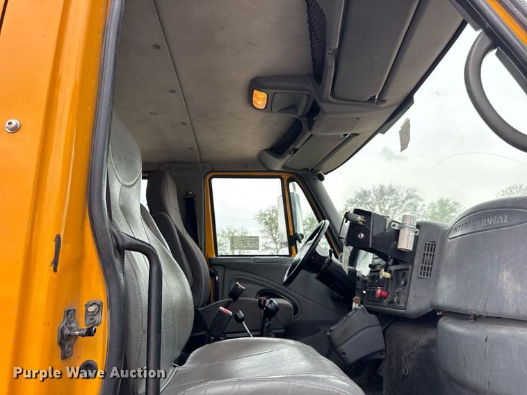 image for item DU3481 2006 International 7400 Crew Cab dump flatbed truck