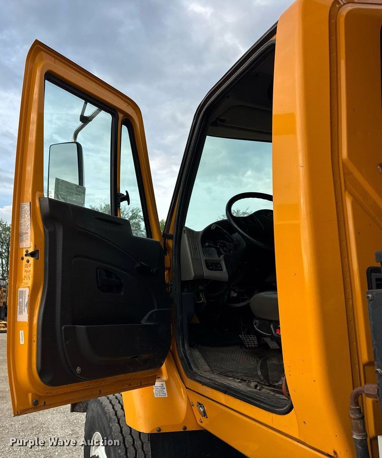 image for item DU3484 2013 International WorkStar 7500 dump truck