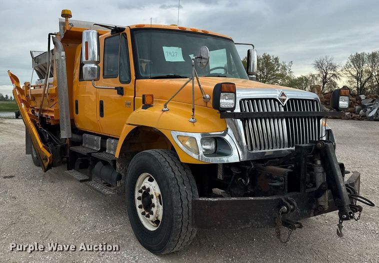 image for item DU3486 2005 International 7400 crew cab dump truck