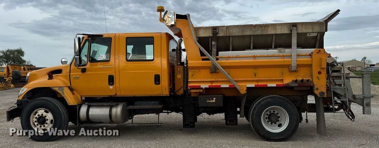 image for item DU3486 2005 International 7400 crew cab dump truck