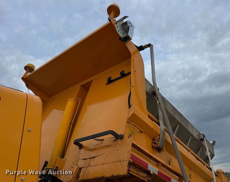 image for item DU3486 2005 International 7400 crew cab dump truck