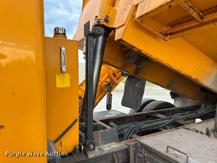 image for item DU3486 2005 International 7400 crew cab dump truck