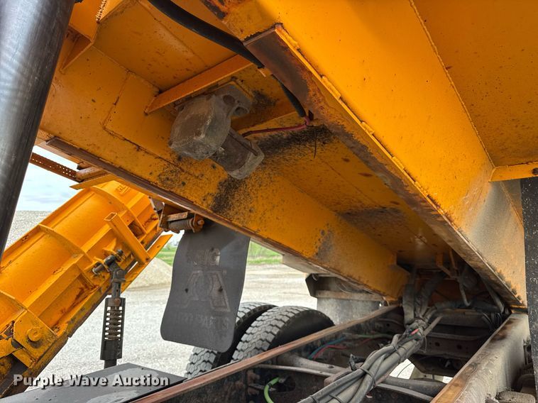 image for item DU3486 2005 International 7400 crew cab dump truck