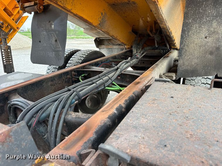 image for item DU3486 2005 International 7400 crew cab dump truck