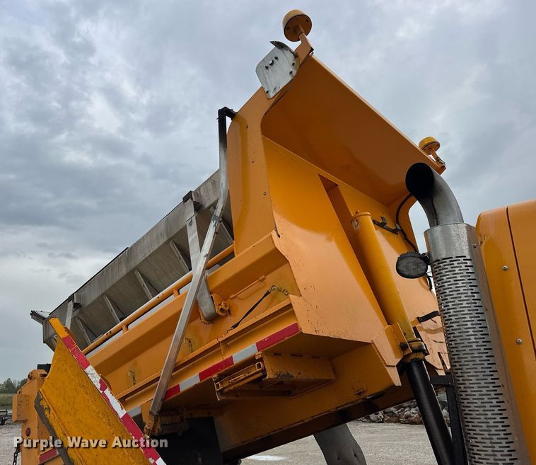 image for item DU3486 2005 International 7400 crew cab dump truck