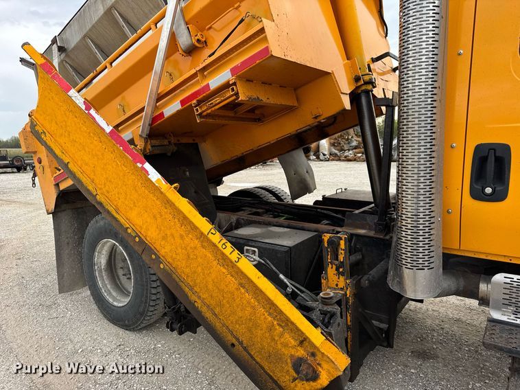 image for item DU3486 2005 International 7400 crew cab dump truck