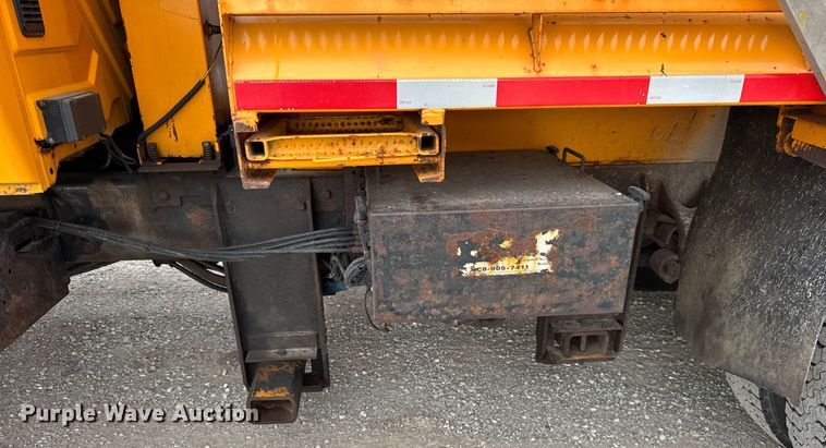 image for item DU3486 2005 International 7400 crew cab dump truck