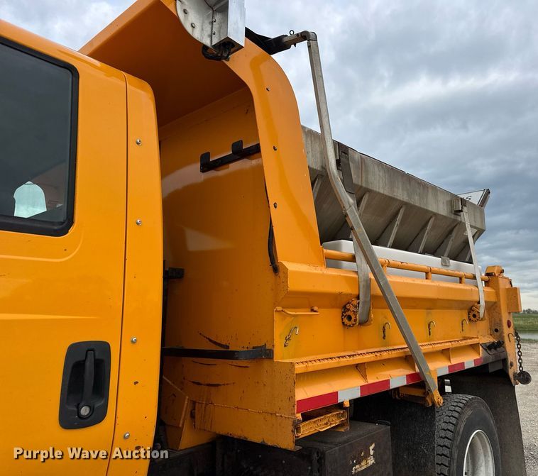 image for item DU3486 2005 International 7400 crew cab dump truck