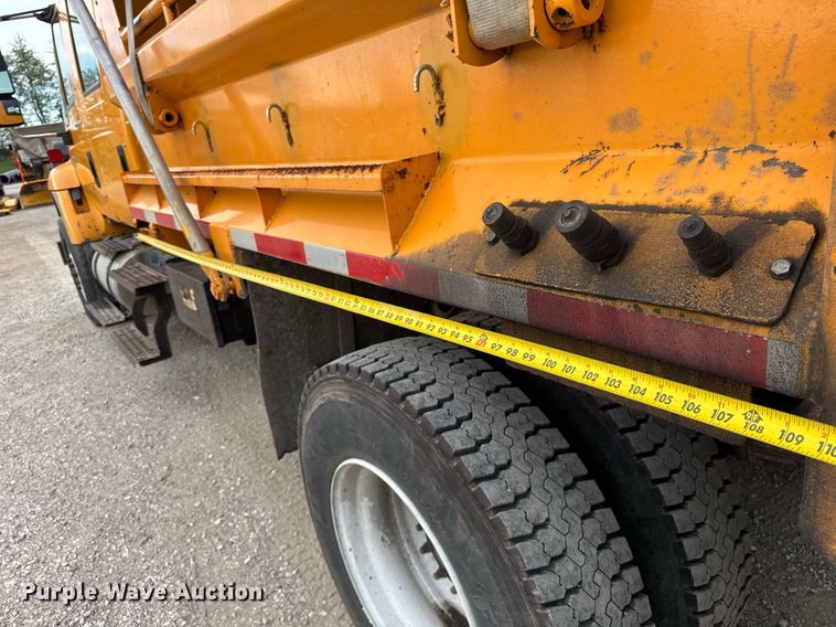 image for item DU3486 2005 International 7400 crew cab dump truck