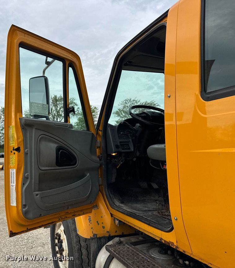 image for item DU3486 2005 International 7400 crew cab dump truck