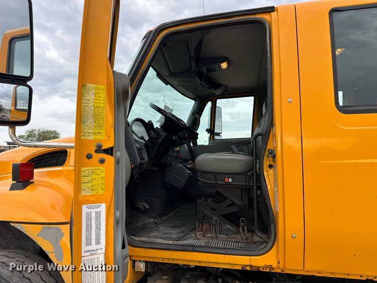image for item DU3486 2005 International 7400 crew cab dump truck