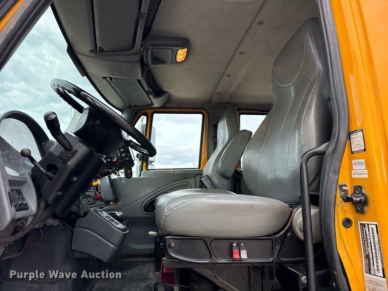 image for item DU3486 2005 International 7400 crew cab dump truck