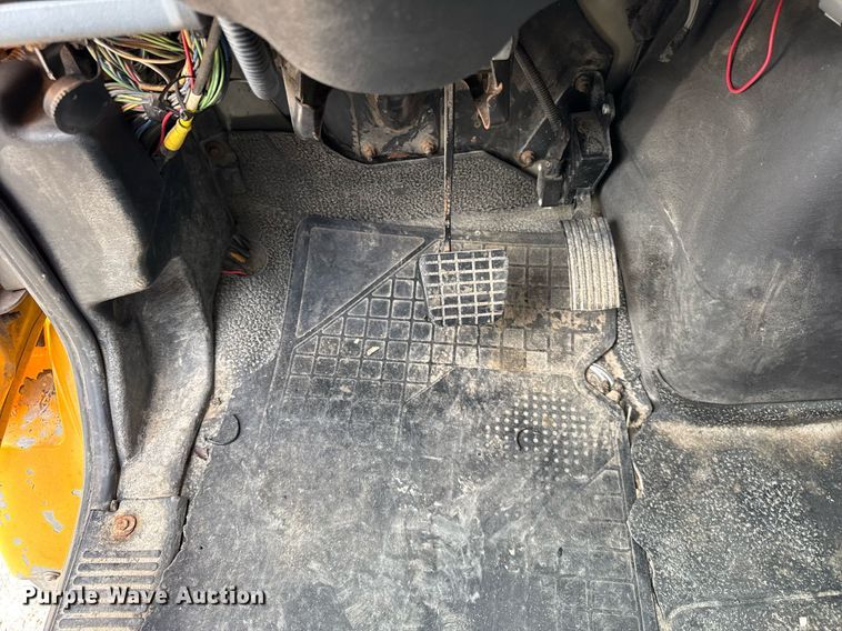 image for item DU3486 2005 International 7400 crew cab dump truck