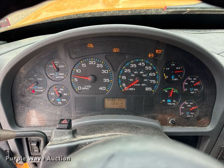 image for item DU3486 2005 International 7400 crew cab dump truck