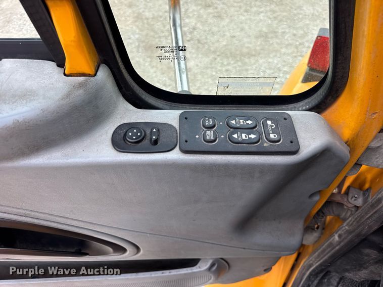 image for item DU3486 2005 International 7400 crew cab dump truck