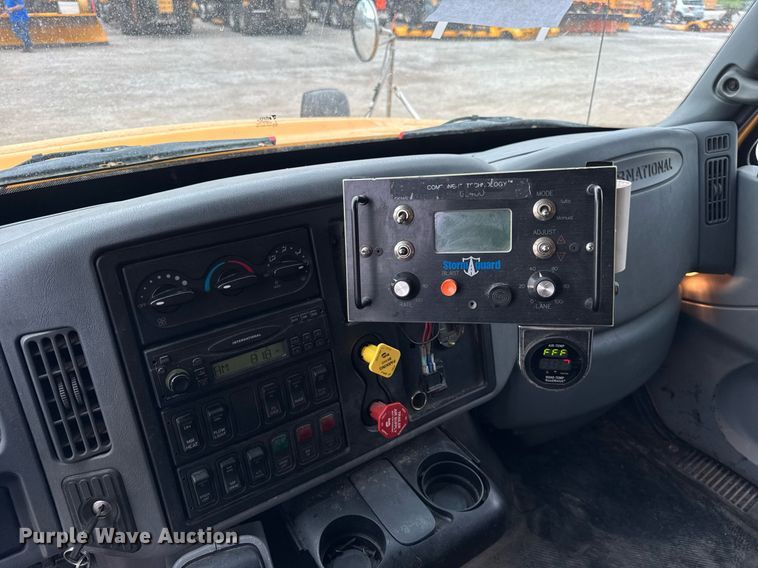 image for item DU3486 2005 International 7400 crew cab dump truck