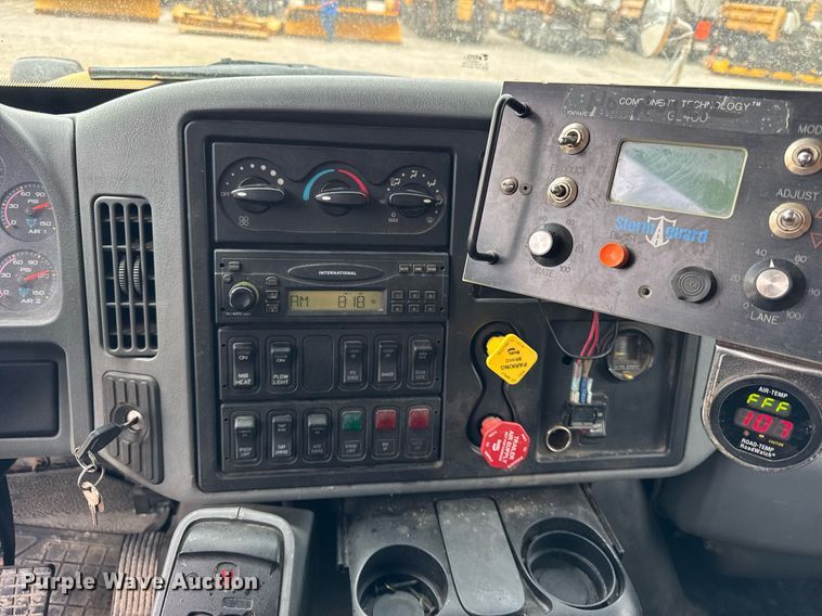 image for item DU3486 2005 International 7400 crew cab dump truck