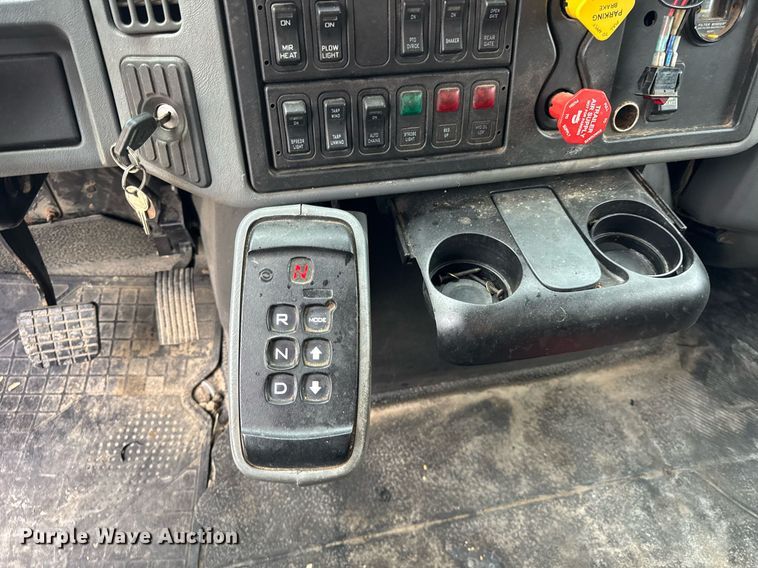 image for item DU3486 2005 International 7400 crew cab dump truck